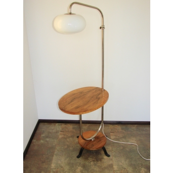 Lampa podłogowa ze zintegrowanym okrągłym stolikiem